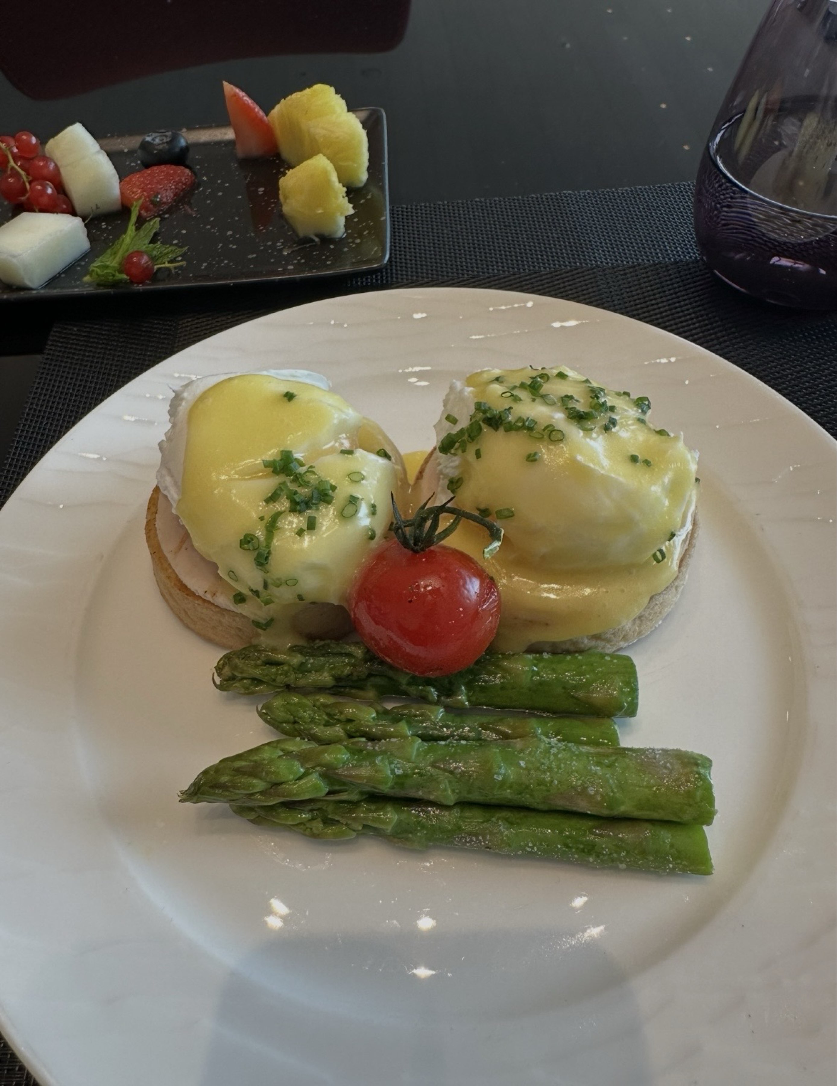 Eggz Benny & Fruit